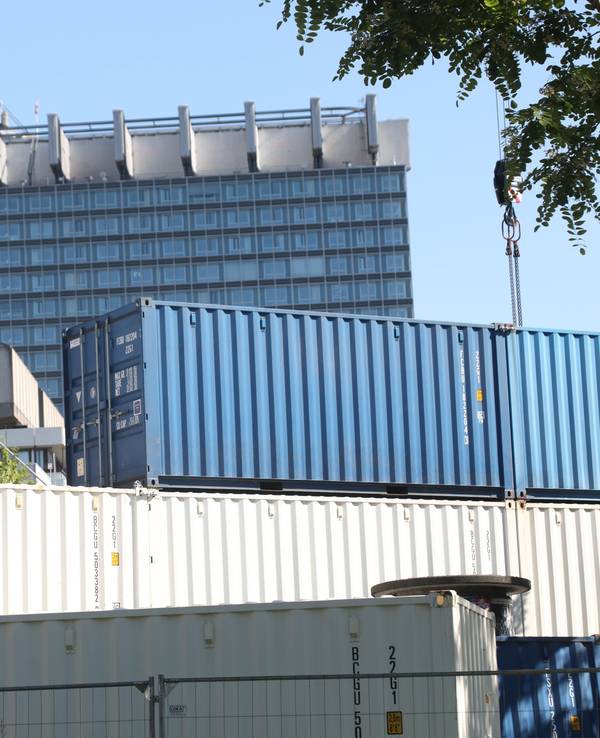 Auf dem Leiblplatz in Lindenthal werden am 13. Mai 2025 Container aufgestellt. In Kürze finden hier Sondierungsarbeiten statt, es könnte eine Weltkriegsbombe im Boden liegen. Das hätte umfangreiche Evakuierungsmaßnahmen zur Folge.