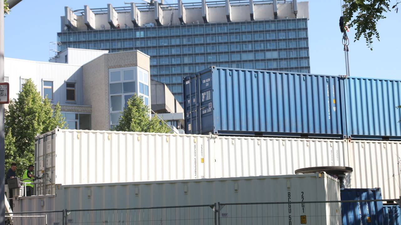 Auf dem Leiblplatz in Lindenthal werden am 13. Mai 2025 Container aufgestellt. In Kürze finden hier Sondierungsarbeiten statt, es könnte eine Weltkriegsbombe im Boden liegen. Das hätte umfangreiche Evakuierungsmaßnahmen zur Folge.