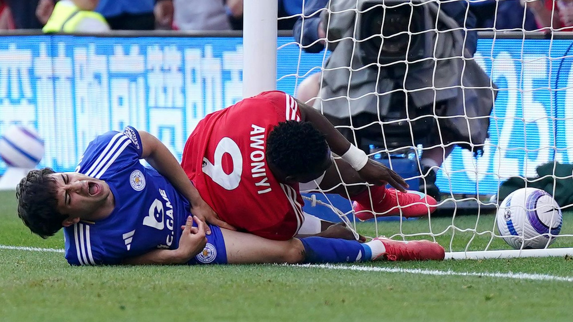 Taiwo Awoniyi liegt nach dem Zusammenprall mit einem Pfosten am Boden.