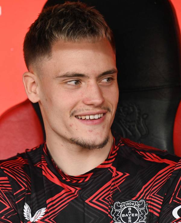Florian Wirtz lächelt auf der Bank von Bayer Leverkusen