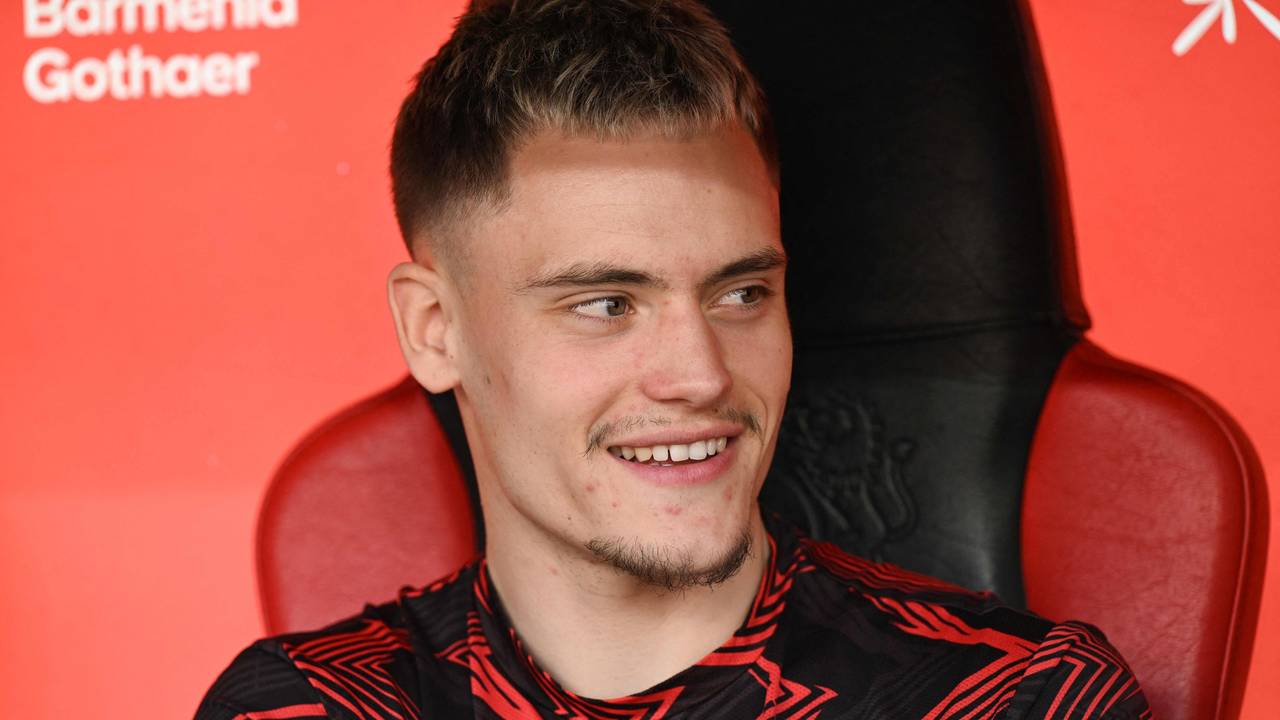Florian Wirtz lächelt auf der Bank von Bayer Leverkusen