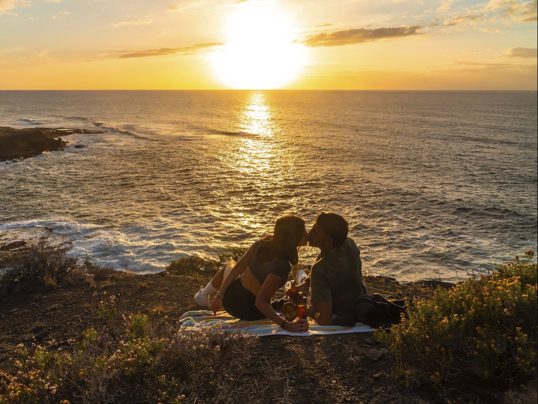 Ein Paar küsst sich am Strand von Agaete auf Gran Canaria.