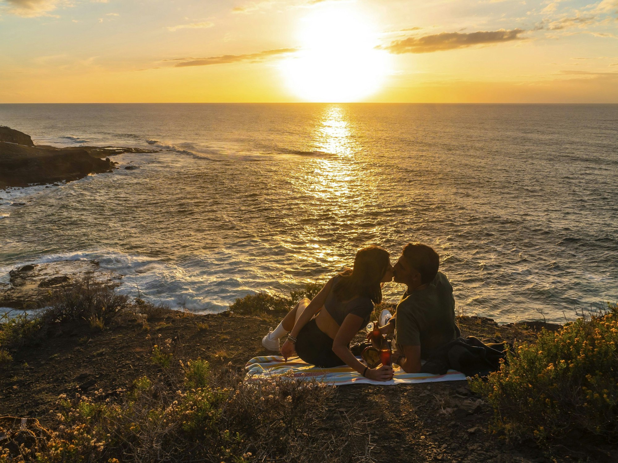 Ein Paar küsst sich am Strand von Agaete auf Gran Canaria.
