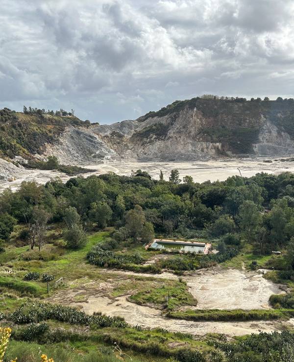 Das Vulkanfeld Solfatara in der Kleinstadt Pozzuoli im Westen der italienischen Millionenmetropole Neapel. Das Gebiet gehört zum Supervulkan Campi Flegrei, wo Experten nach einer Serie von Erdbeben Schlimmeres befürchten.