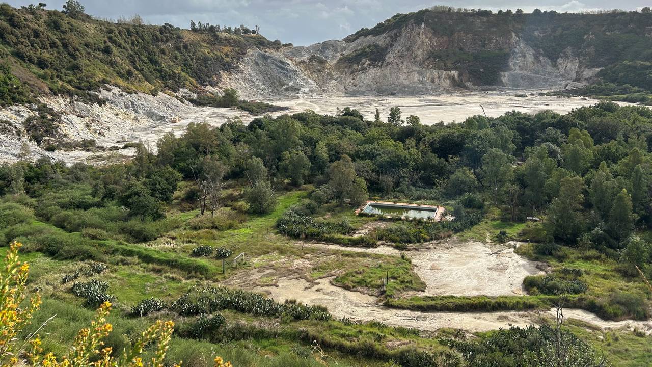Das Vulkanfeld Solfatara in der Kleinstadt Pozzuoli im Westen der italienischen Millionenmetropole Neapel. Das Gebiet gehört zum Supervulkan Campi Flegrei, wo Experten nach einer Serie von Erdbeben Schlimmeres befürchten.