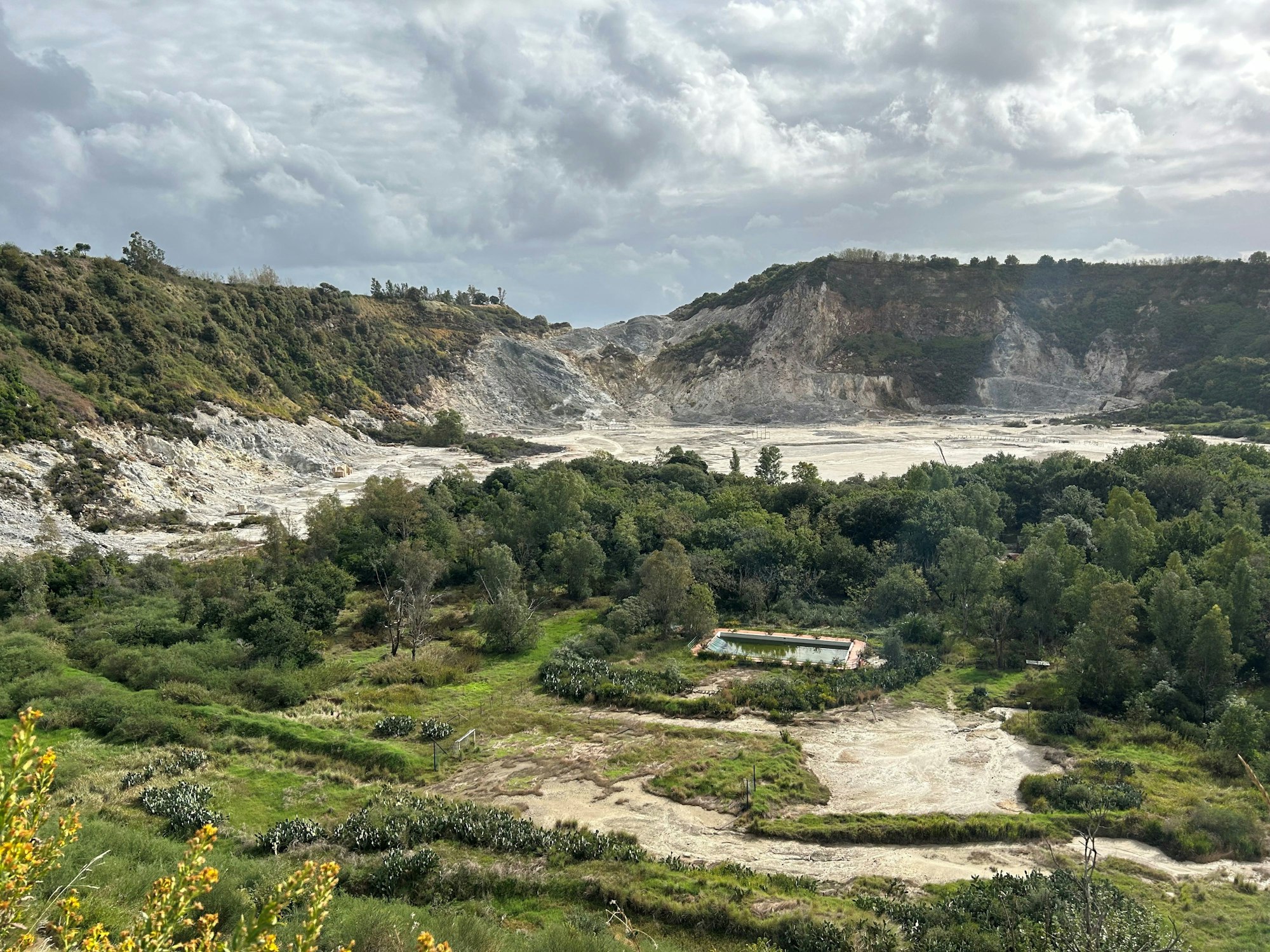 Das Vulkanfeld Solfatara in der Kleinstadt Pozzuoli im Westen der italienischen Millionenmetropole Neapel. Das Gebiet gehört zum Supervulkan Campi Flegrei, wo Experten nach einer Serie von Erdbeben Schlimmeres befürchten.