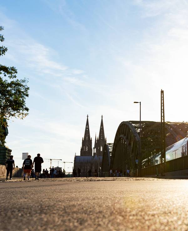 Ein Blick auf den Kölner Dom bei sommerlichen Temperaturen.