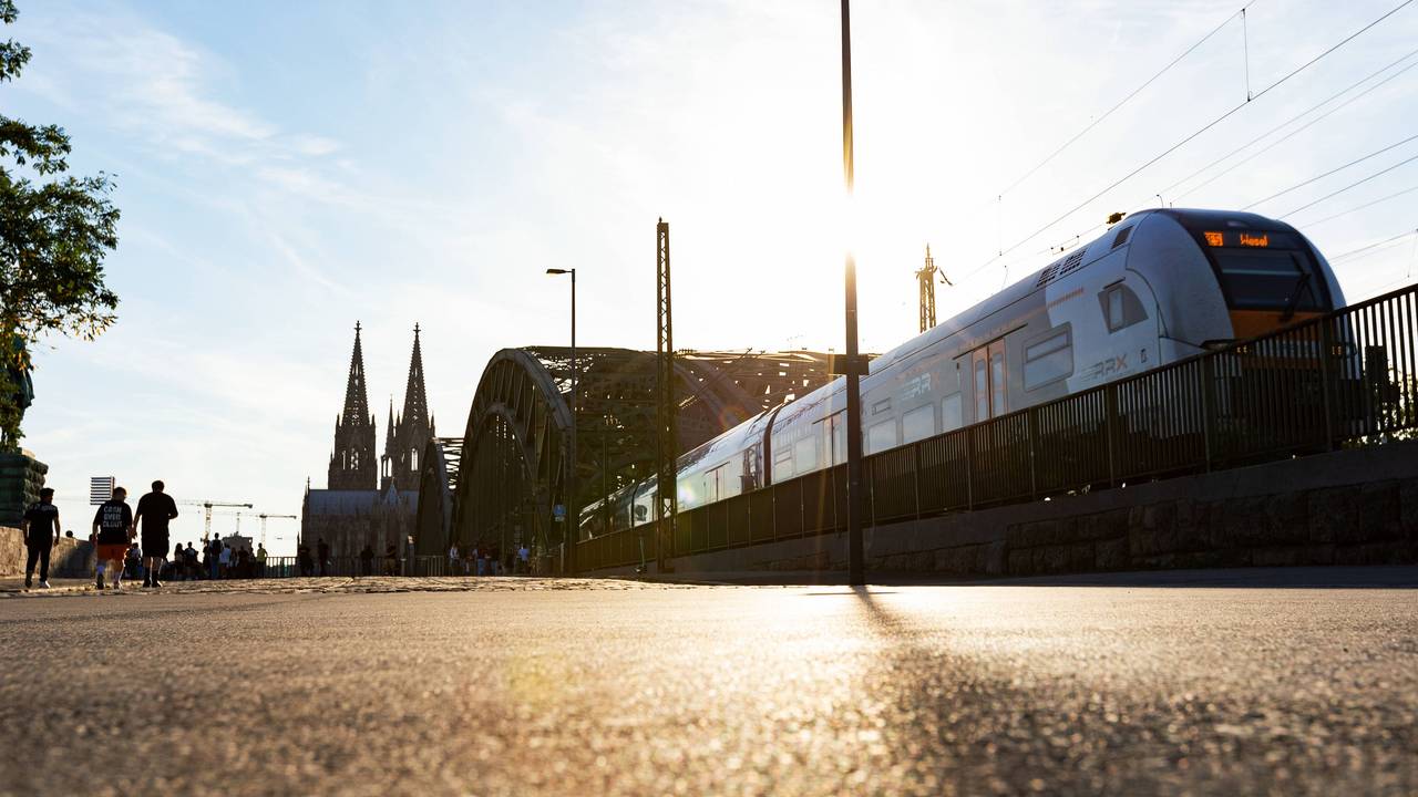 Ein Blick auf den Kölner Dom bei sommerlichen Temperaturen.