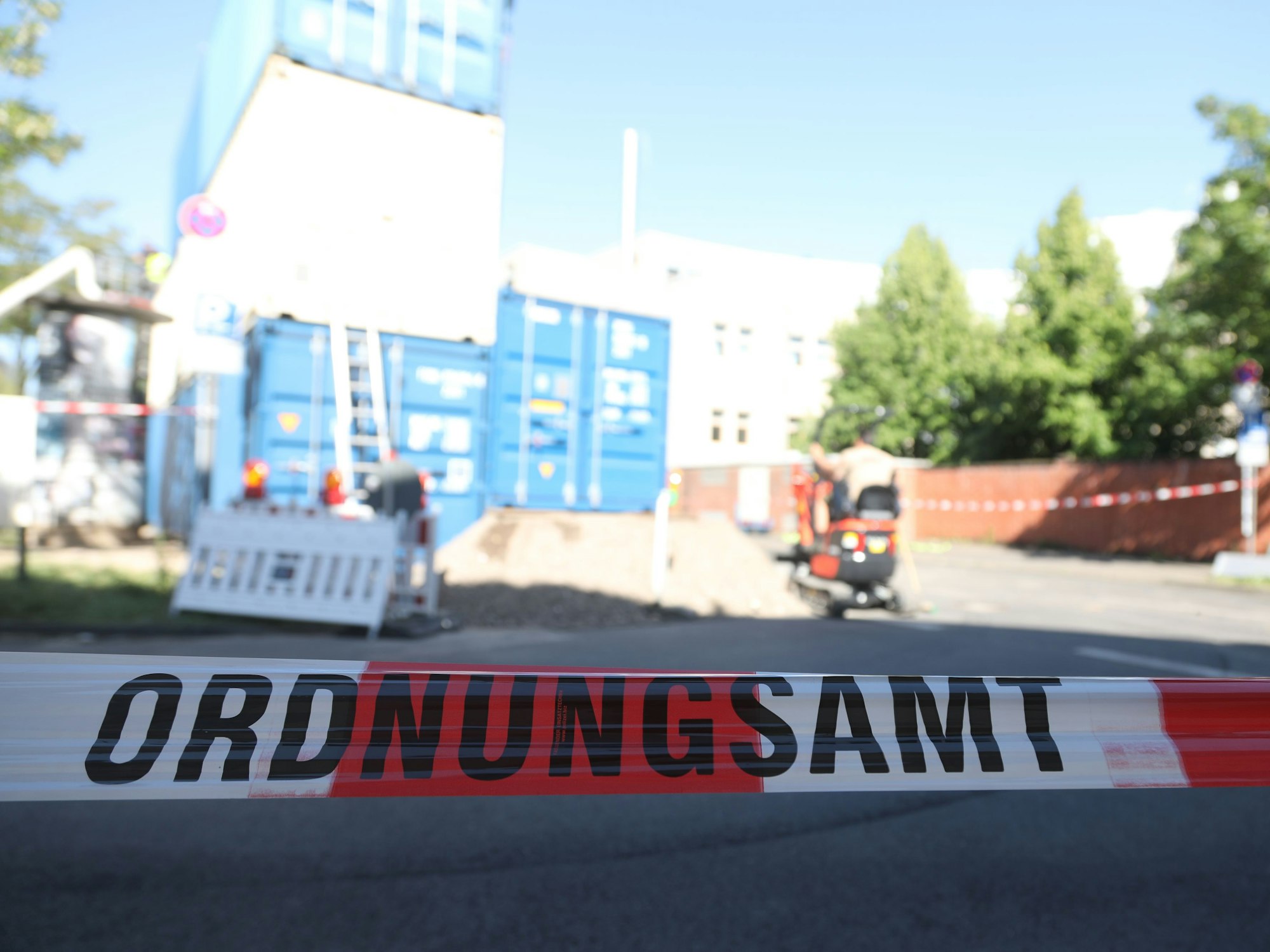 Auf dem Leiblplatz in Lindenthal werden am 13. Mai 2025 Container aufgestellt. In Kürze finden hier Sondierungsarbeiten statt, es könnte eine Weltkriegsbombe im Boden liegen. Das hätte umfangreiche Evakuierungsmaßnahmen zur Folge.