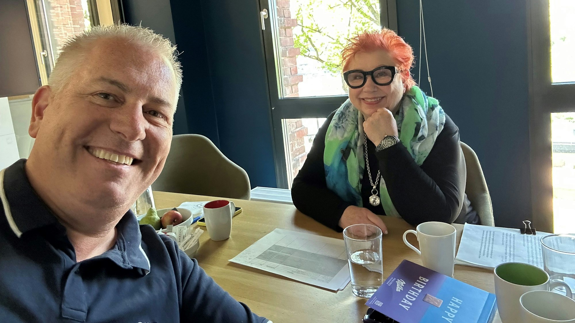 Reporter Marcel Schwamborn mit Richterin Barbara Salesch.