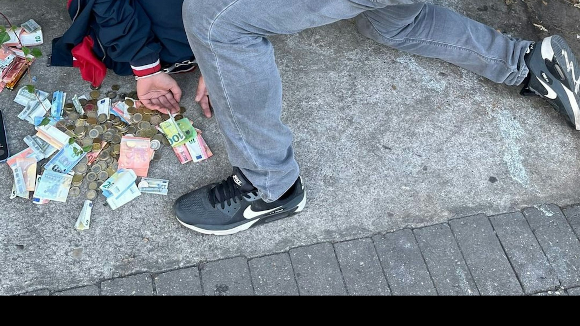Bei einem Sondereinsatz am Hansa-Centrum in Krefeld stellten Polizeibeamte Drogen und Bargeld sicher