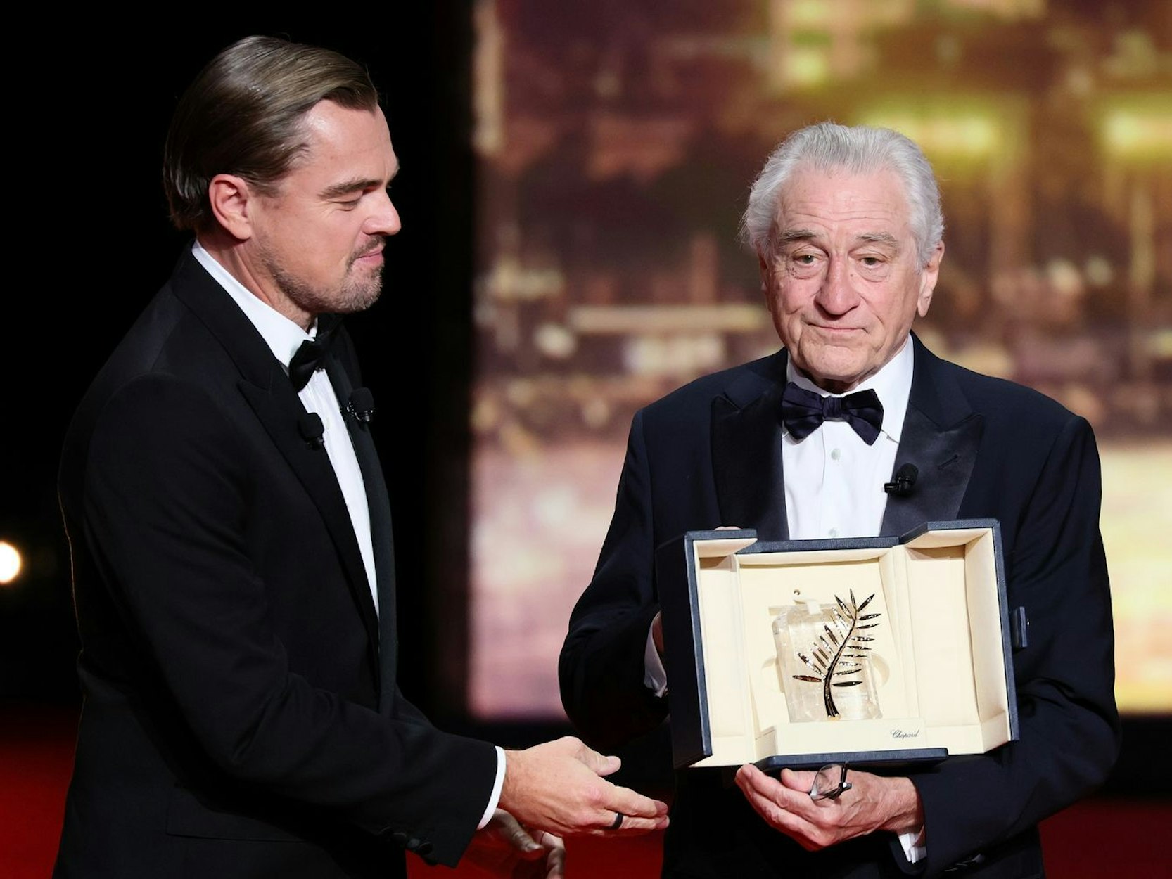 Leonardo DiCaprio (links) überreicht Robert De Niro die Ehrenpalme für sein Lebenswerk. (Bild: Andreas Rentz/Getty Images)