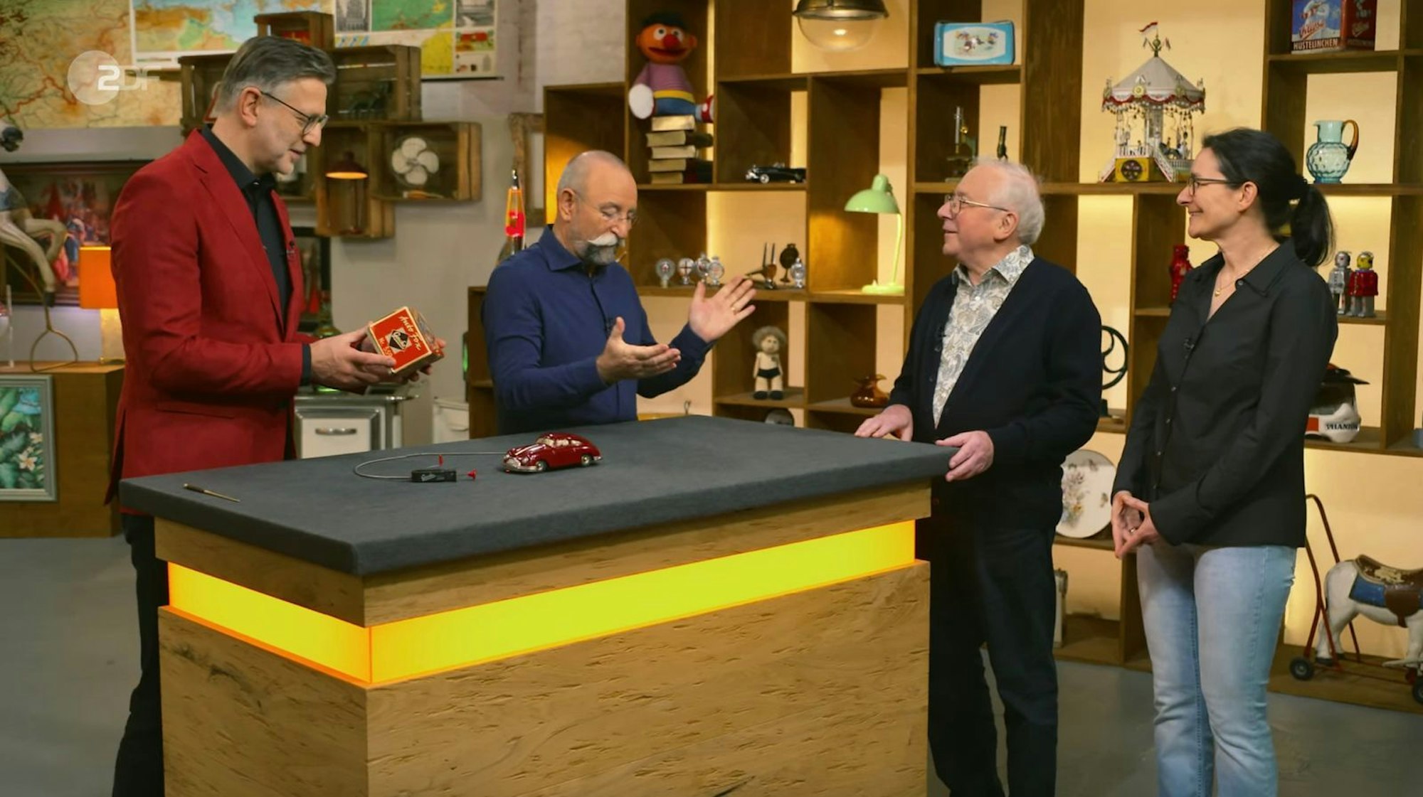 Willi aus Eltville hatte das Spielzeugauto als Kind zu Weihnachten geschenkt bekommen. Das war „ungefähr vor 65 Jahren“. (Bild: ZDF)