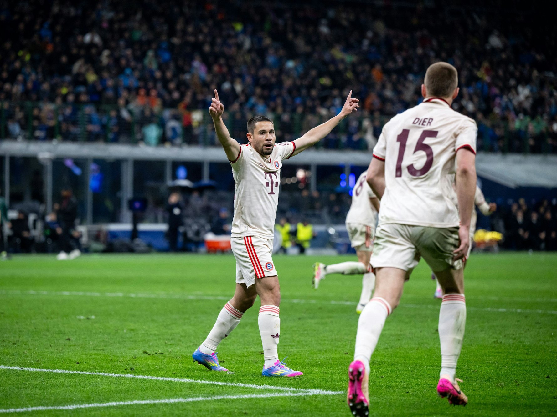 Raphael Guerreiro und Eric Dier bejubeln das zwischenzeitliche 2:2 gegen Inter Mailand.