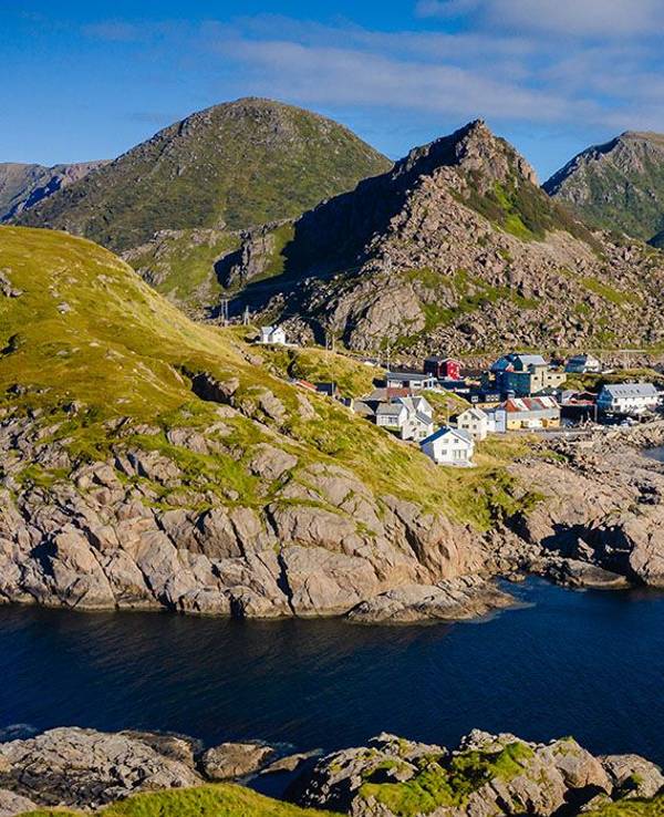Die Vesterålen-Insel Langøya begeistert mit alten Fischerdörfern, rauen Klippen und spektakulären Küstenstraßen.