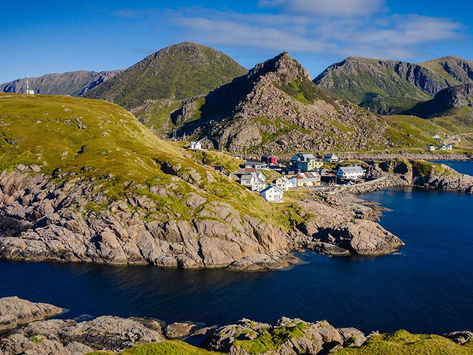 Die Vesterålen-Insel Langøya begeistert mit alten Fischerdörfern, rauen Klippen und spektakulären Küstenstraßen.