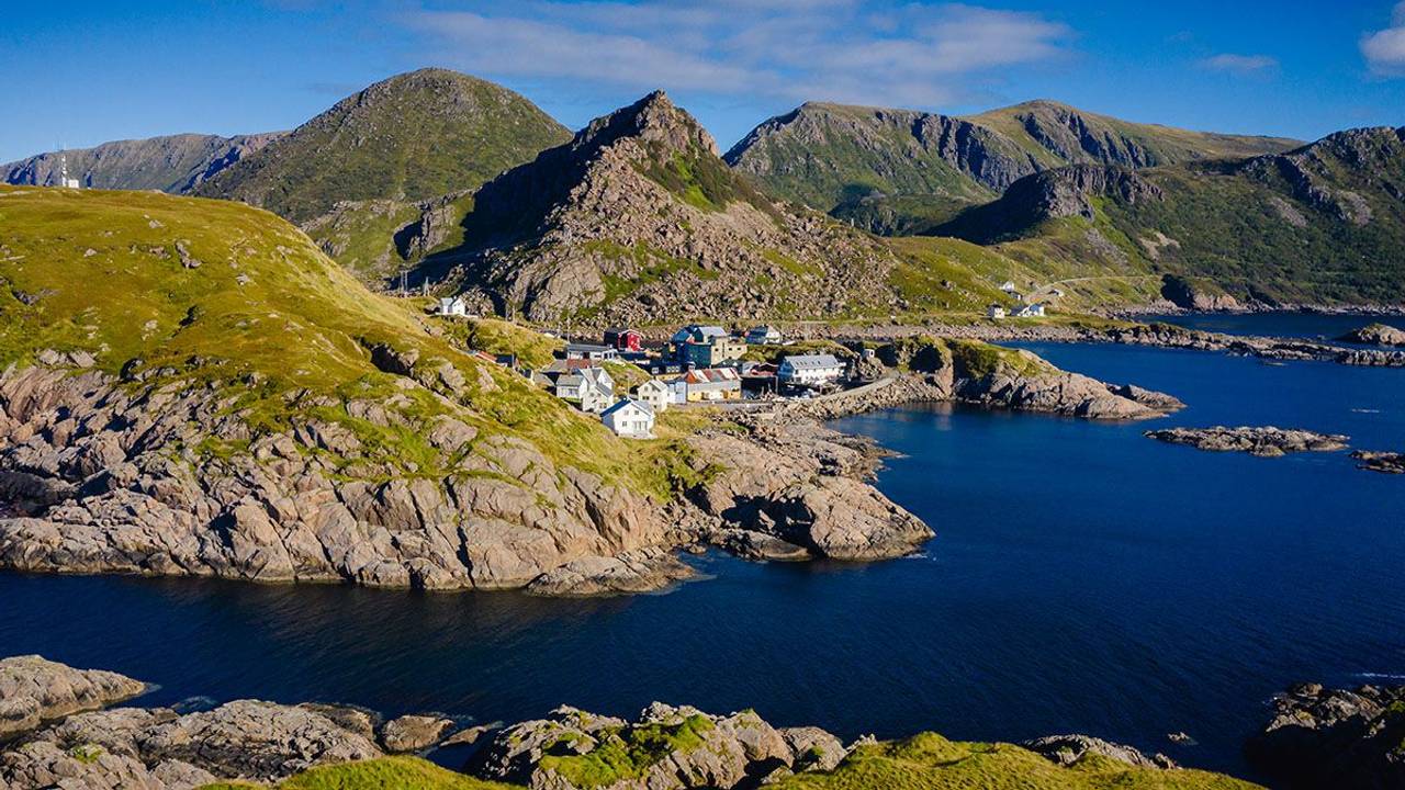 Die Vesterålen-Insel Langøya begeistert mit alten Fischerdörfern, rauen Klippen und spektakulären Küstenstraßen.