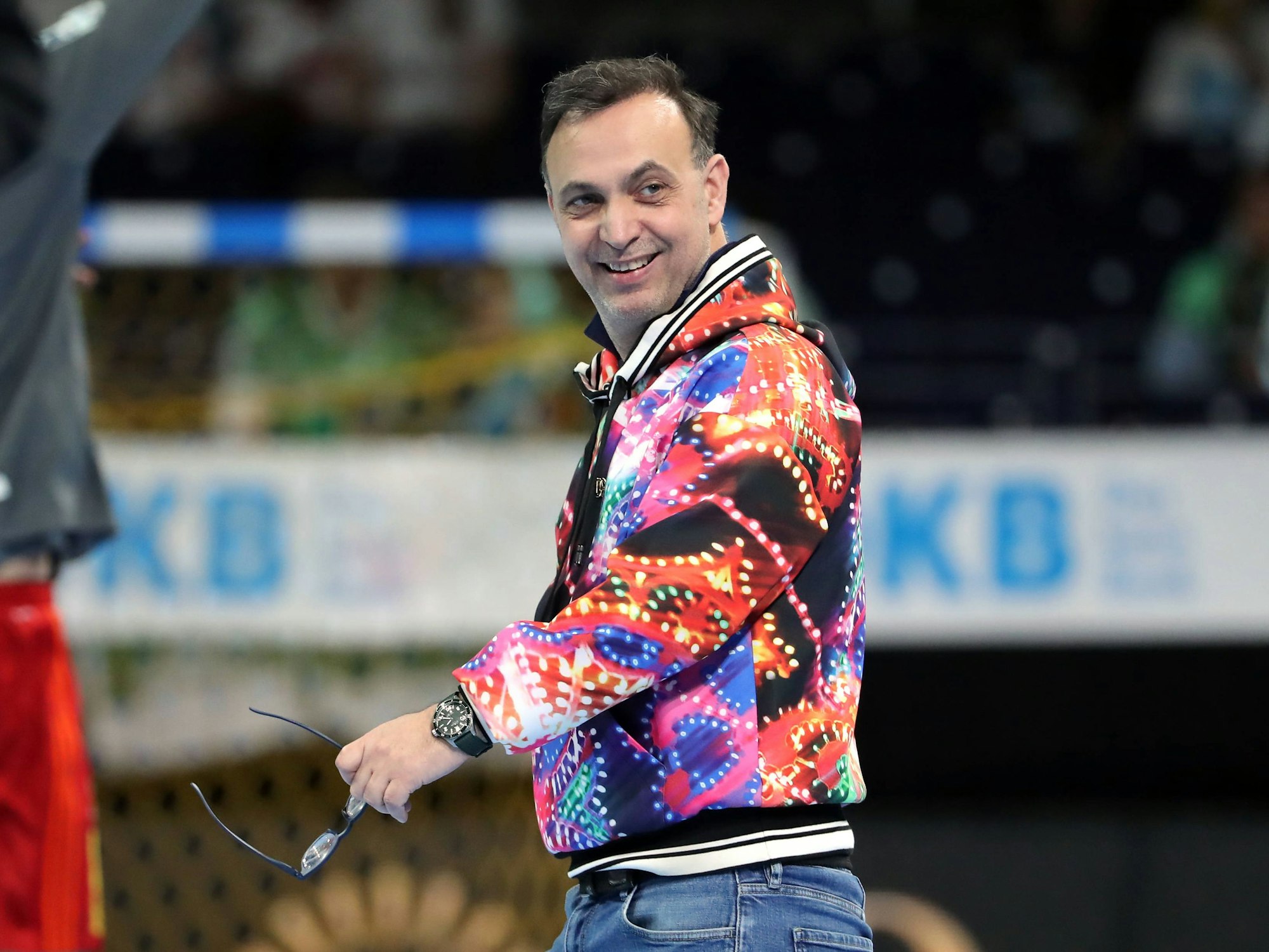 Manager Bob Hanning geht in einem bunten Hoodie über das Feld.