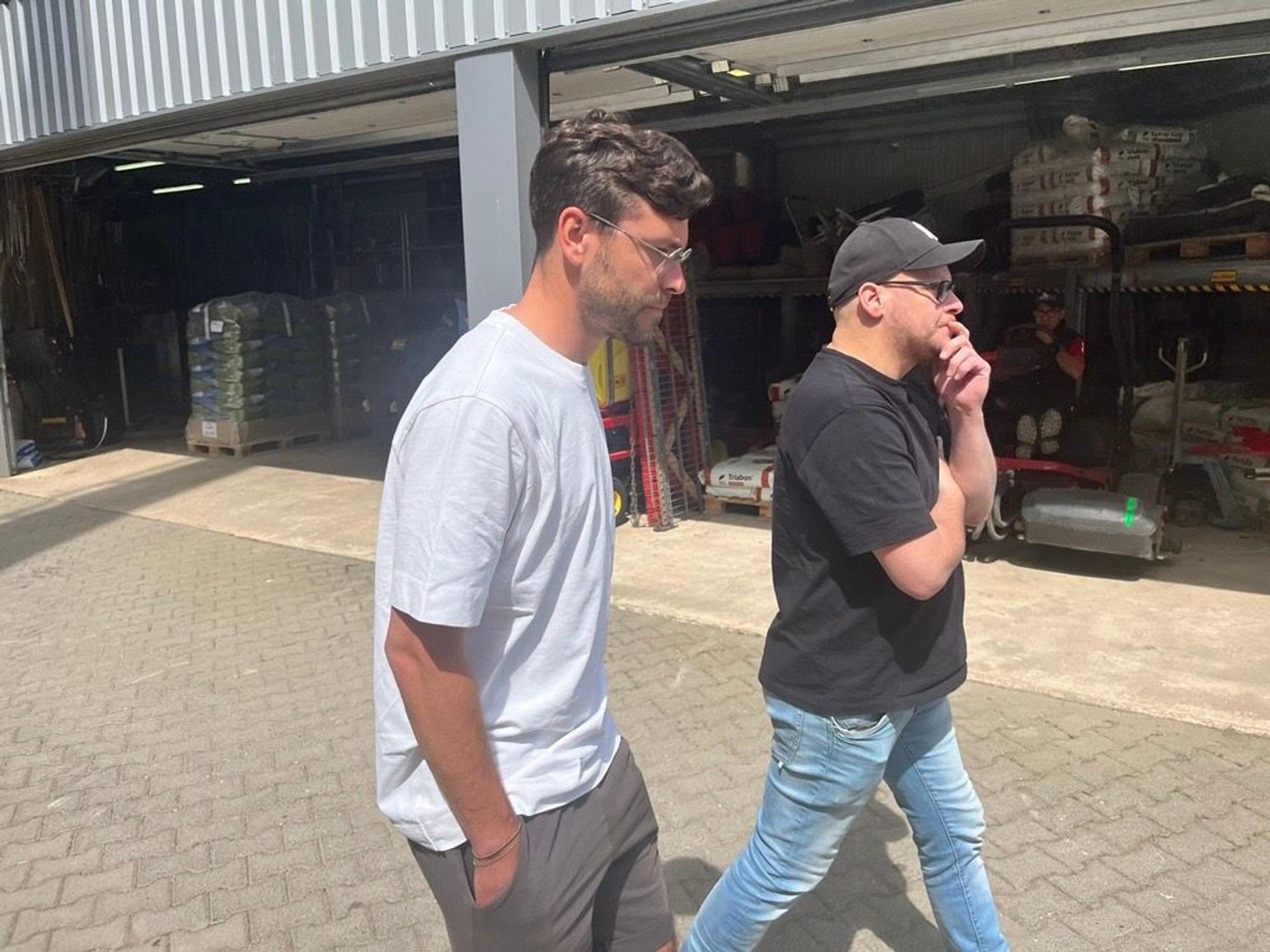 Jonas Hector geht Richtung Franz-Kremer-Stadion.