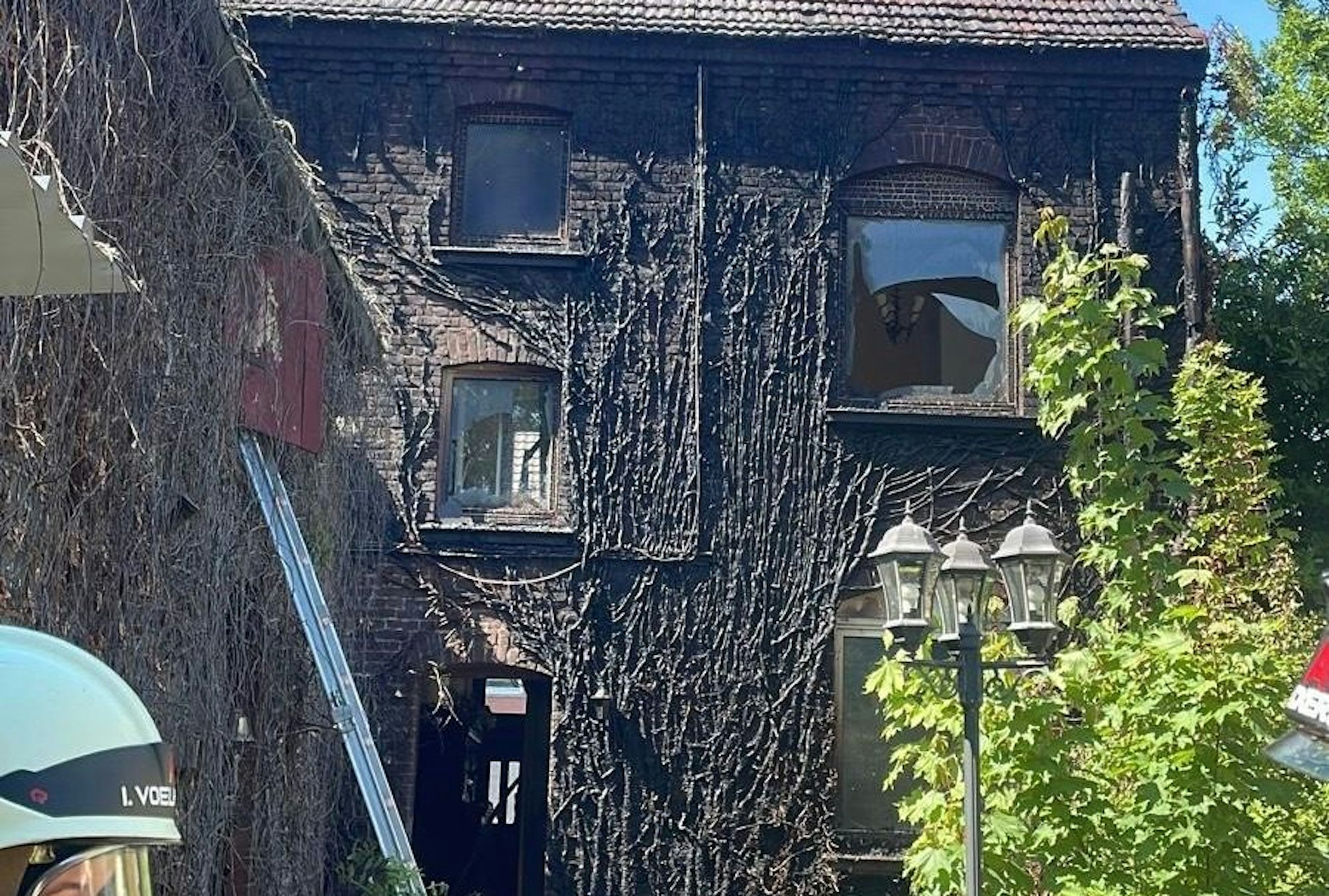 Einsatz der Feuerwehr Rheurdt nach einem Fassadenbrand, der durch Flämmarbeiten mit einem Gasbrenner verursacht wurde. Eine Person wurde verletzt.