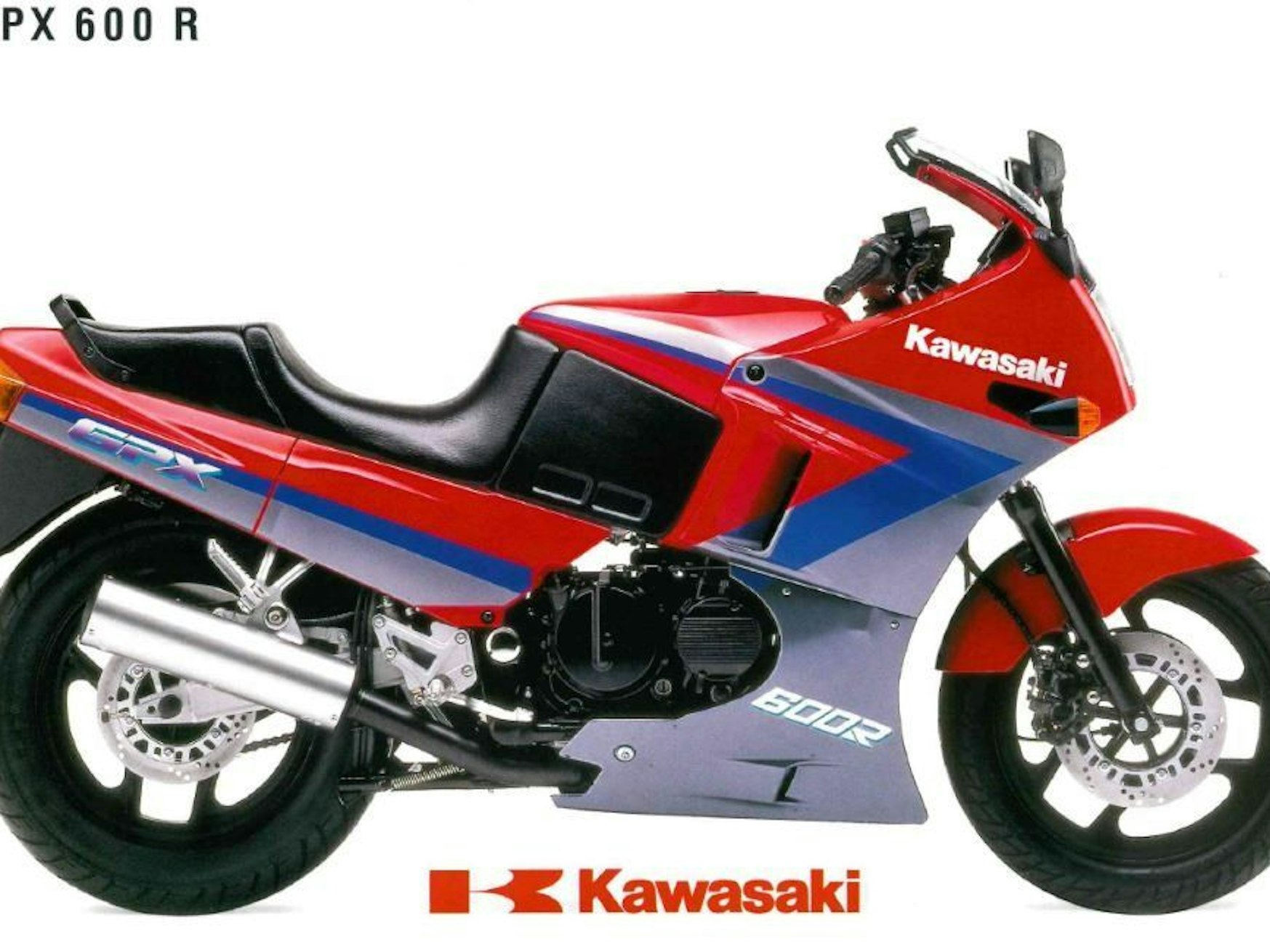 Auf einem Motorrad steht der Name Kawasaki.