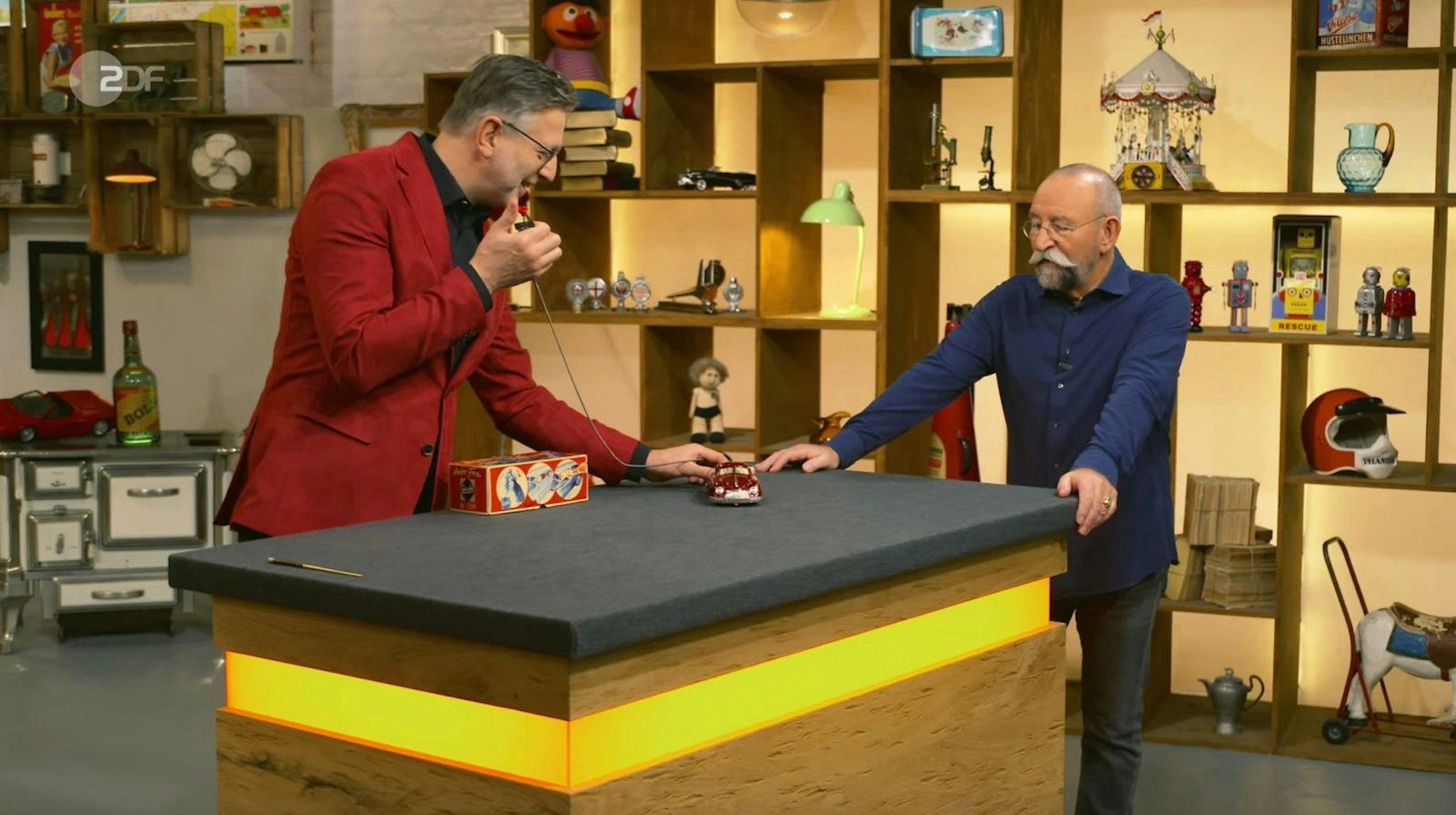 „Dafür wäre ich bereit, richtig viel Geld auszugeben“, verriet Horst Lichter in der Mittwochsausgabe der ZDF-Trödelshow „Bares für Rares“. Auch Experte Detlev Kümmel war vom Objekt begeistert. (Bild: ZDF)