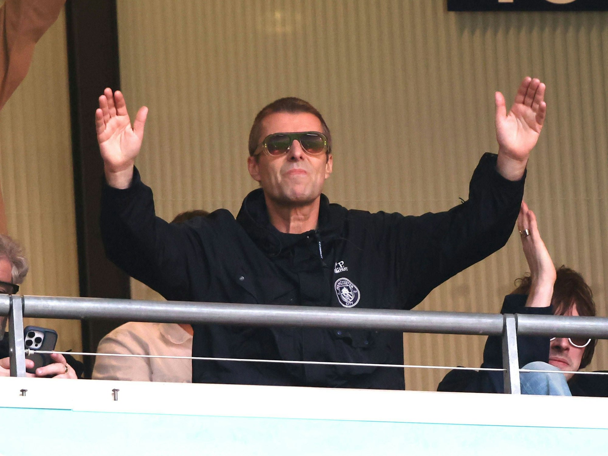 Liam Gallagher auf der Tribüne bei einem Spiel von Manchester City.