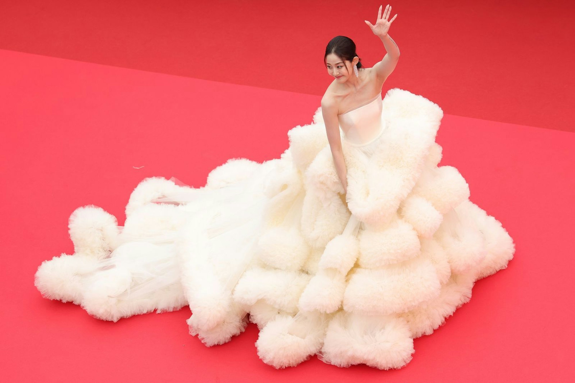 Auch Schauspielerin Wan QianHui hielt sich nicht an die Kleiderordnung in Cannes.
(Bild: Monica Schipper/Getty Images)