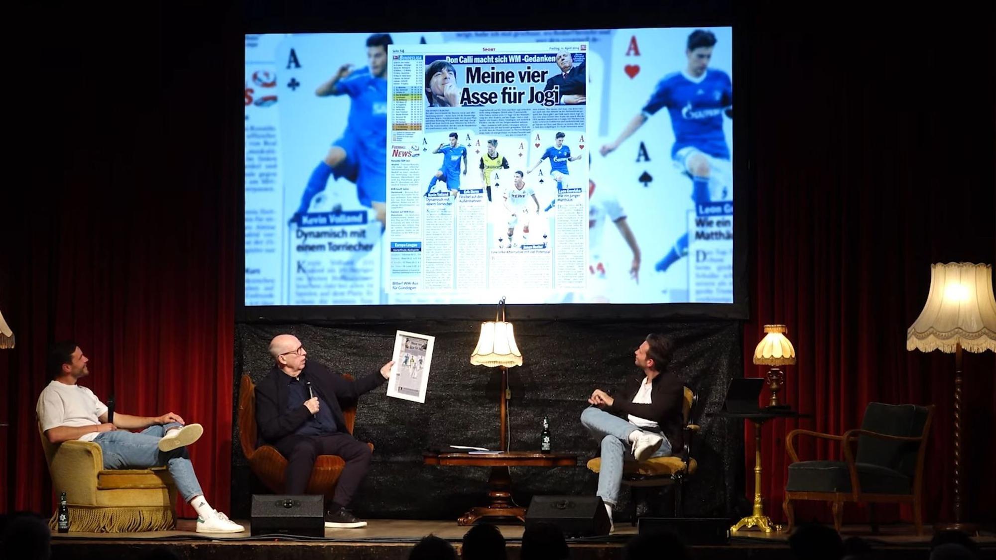 Reiner Calmund überreicht Jonas Hector eine gerahmte Seite aus dem EXPRESS