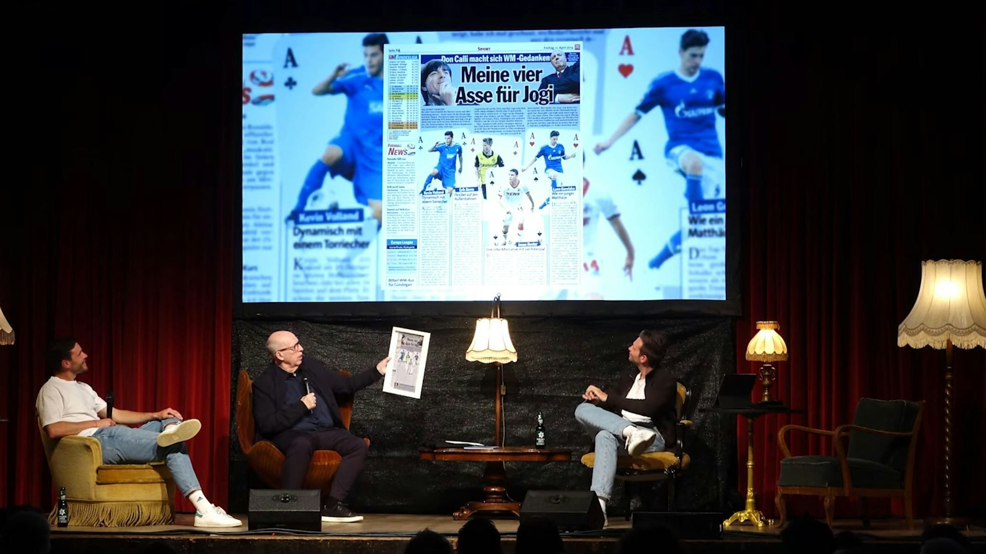 Reiner Calmund überreicht Jonas Hector eine gerahmte Seite aus dem EXPRESS