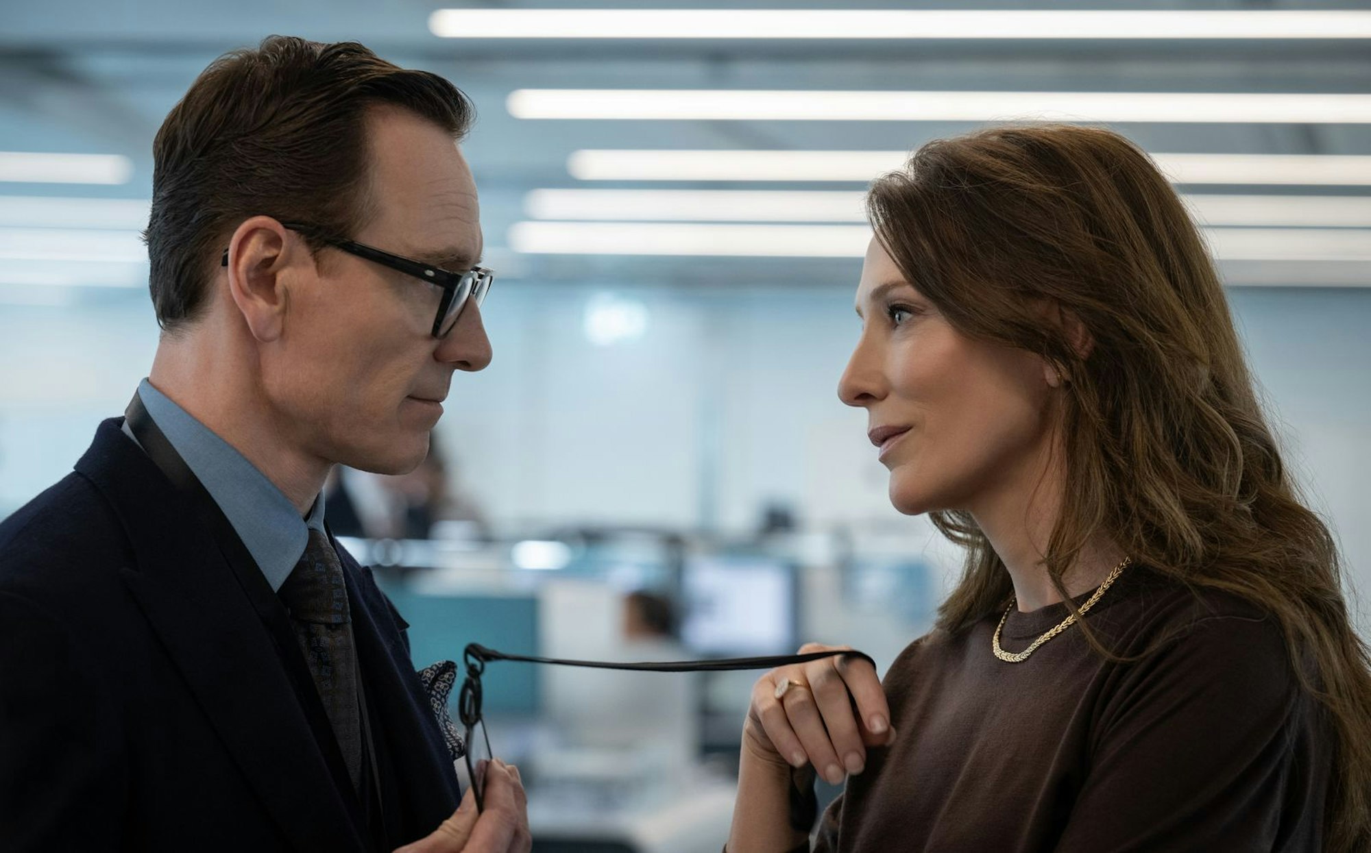 Sinnliches Spiel mit dem Nichts-Wissen: Cate Blanchett und Michael Fassbender verkörpern in „Black Bag“ zwei verheiratete Spione, die sich beruflich in die Quere kommen. (Bild: 2025 Focus Features/Claudette Barius)