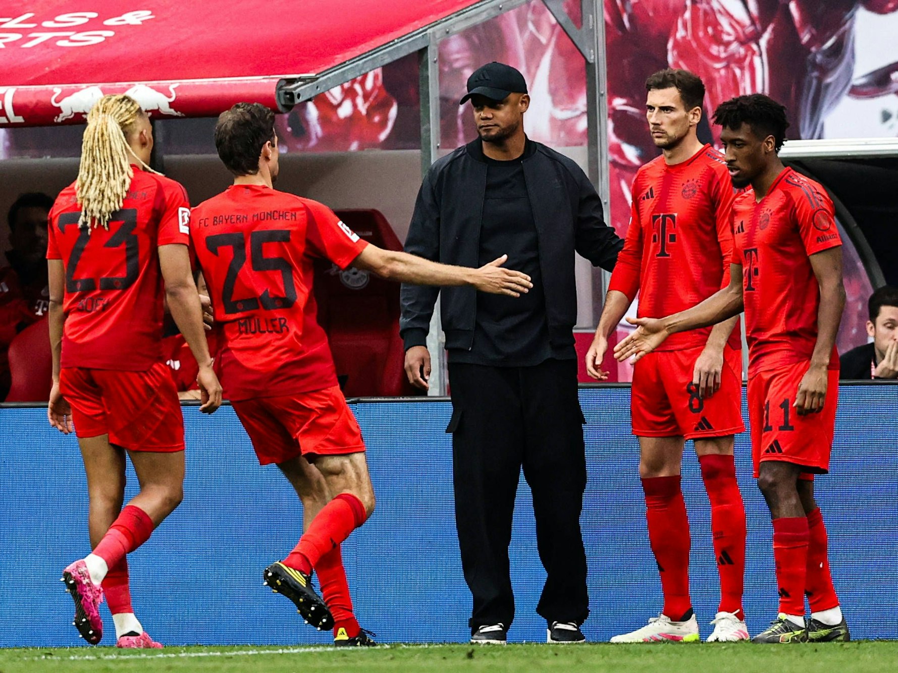 Leon Goretzka und Kingsley Coman stehen zur Einwechslung gegen RB Leipzig bereit.