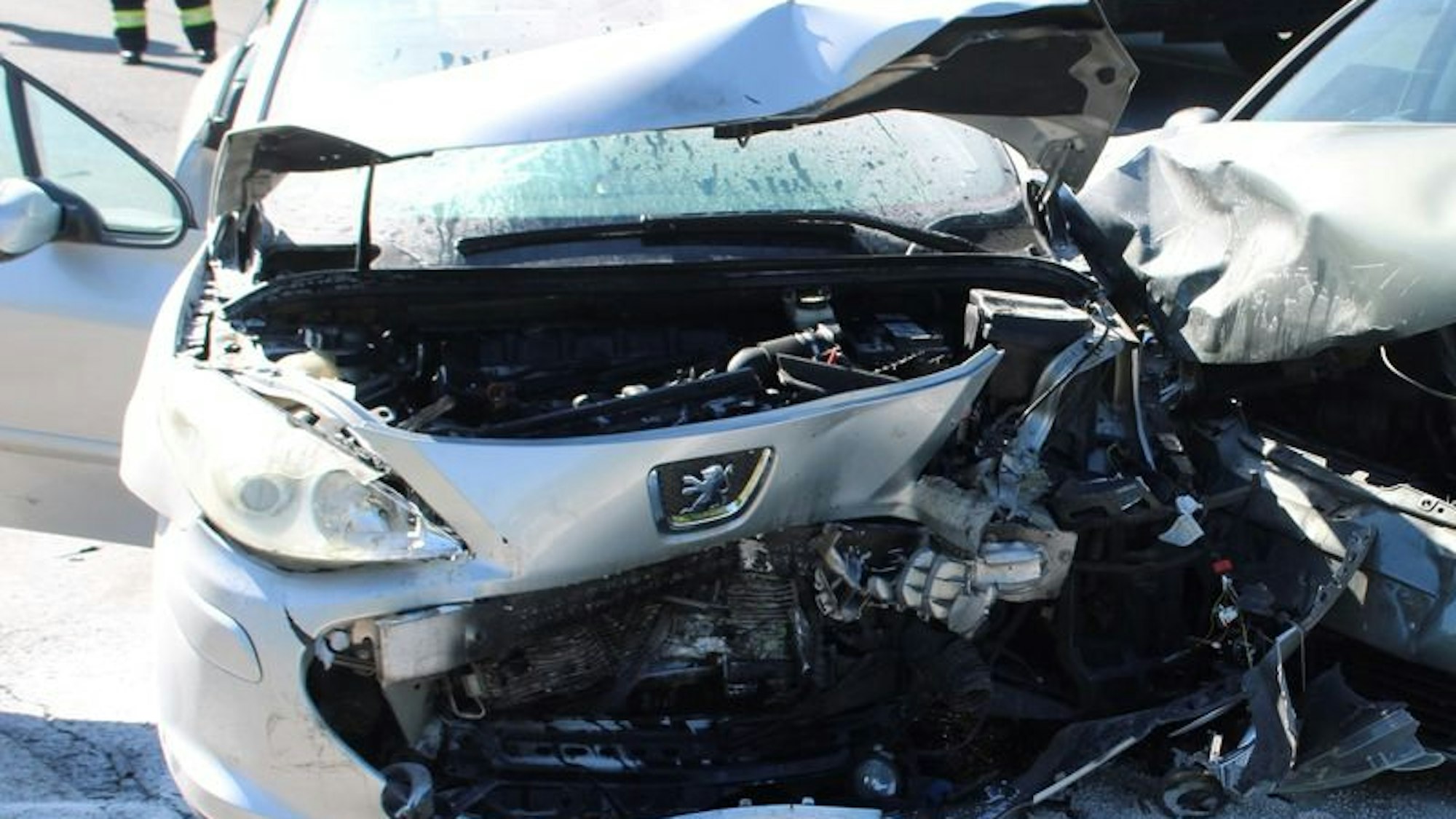 Schwerer Verkehrsunfall am Volmeabstieg in Hagen. Ein 58-jähriger Autofahrer wurde dabei verletzt, als sein Peugeot mit einem Golf zusammenstieß und Feuer fing.
