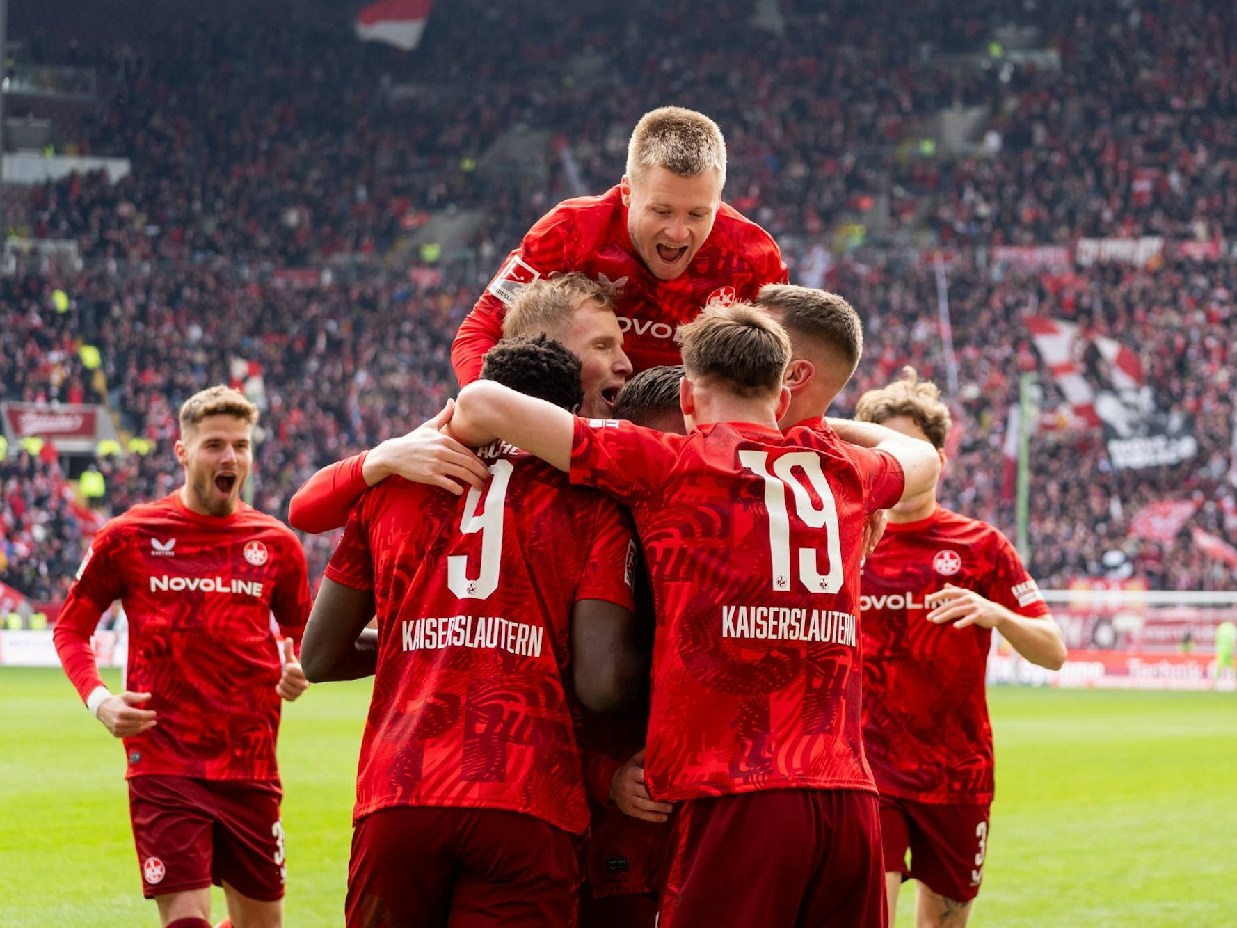 1. FC Kaiserslautern jubelt über ein Tor gegen Jahn Regensburg.