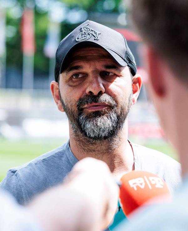 Stefan Ruthenbeck steht vor einem Mikrofon.