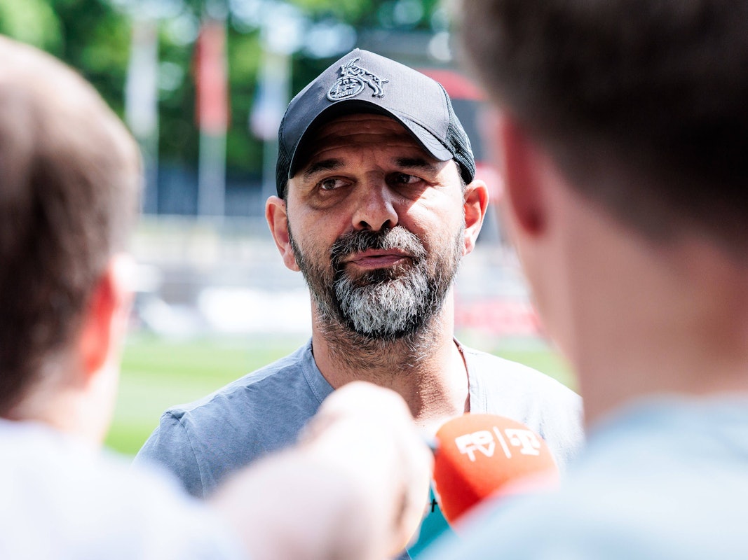 Stefan Ruthenbeck steht vor einem Mikrofon.
