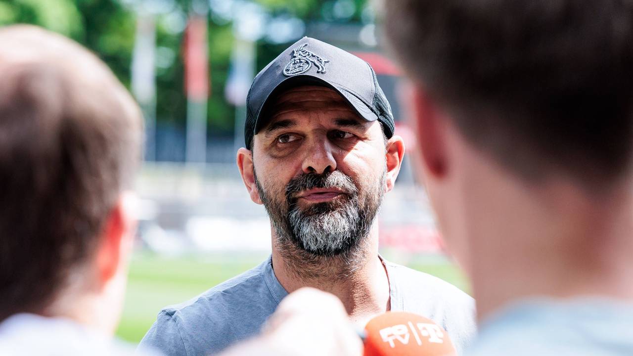 Stefan Ruthenbeck steht vor einem Mikrofon.