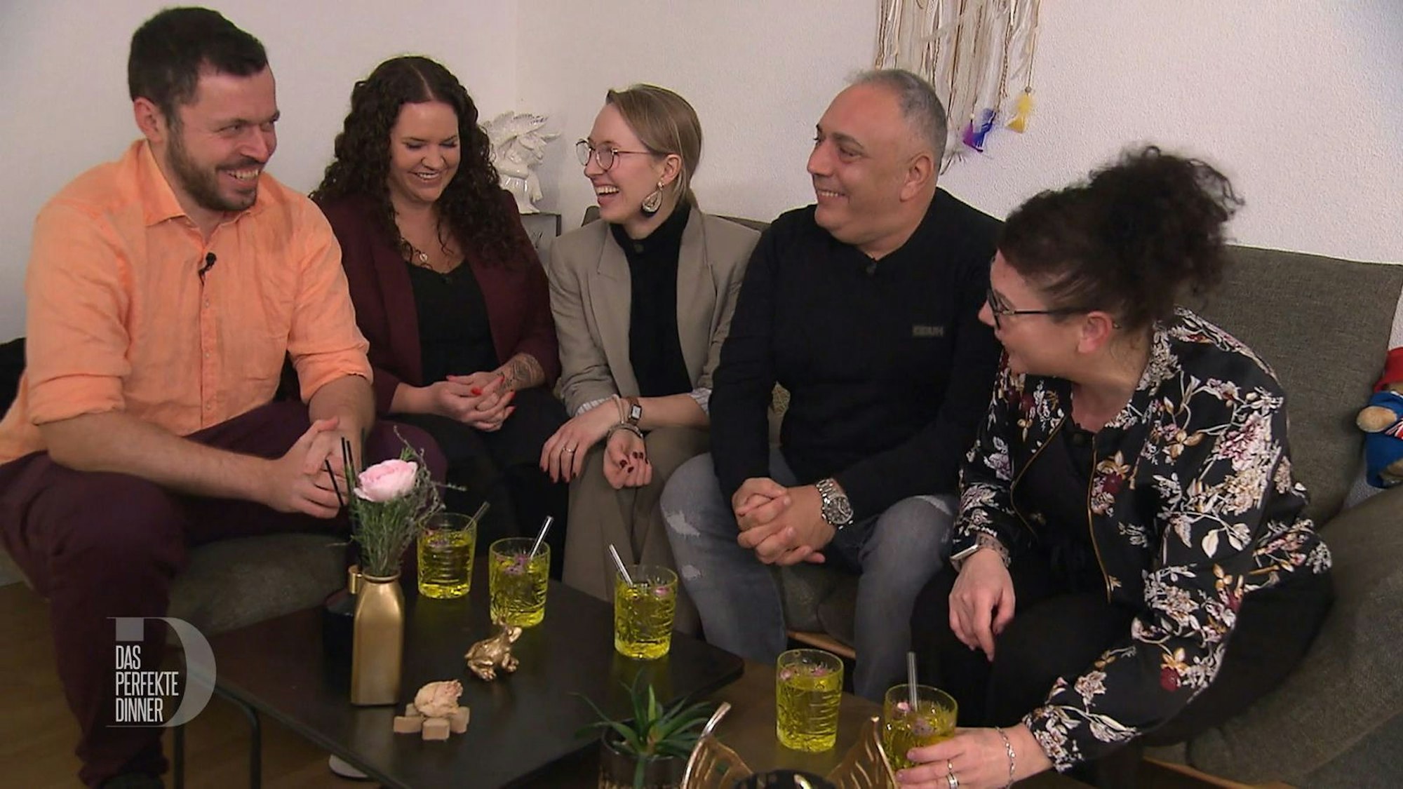 Kaum treffen Cédric, Dana, Anja, Pasqualino und Sonia aufeinander, ist die Stimmung super.
(Bild: RTL)
