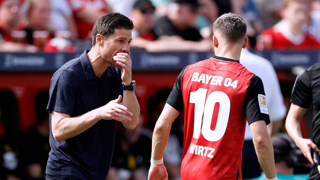 Xabi Alonso gibt Florian Wirtz hinter vorgehaltener Hand taktische Anweisungen.