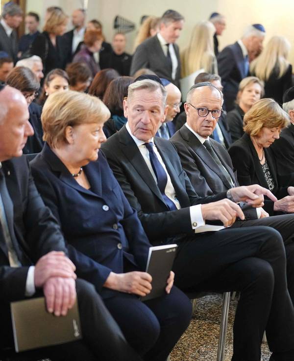 Der Regierende Bürgermeister von Berlin Kai Wegner, Ex-Bundeskanzlerin Angela Merkel, Mathias Döpfner (Vorstandsvorsitzender der Axel Springer SE), Bundeskanzler Friedrich Merz sowie Daniela Schadt, Lebensgefährtin von Ex-Bundespräsident Joachim Gauck sitzen bei der Beisetzung der Holocaust-Überlebenden Margot Friedländer im Friedhof Weißensee der Jüdischen Gemeinde zu Berlin.