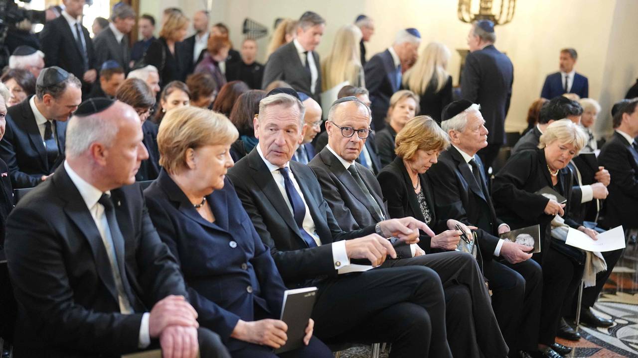 Der Regierende Bürgermeister von Berlin Kai Wegner, Ex-Bundeskanzlerin Angela Merkel, Mathias Döpfner (Vorstandsvorsitzender der Axel Springer SE), Bundeskanzler Friedrich Merz sowie Daniela Schadt, Lebensgefährtin von Ex-Bundespräsident Joachim Gauck sitzen bei der Beisetzung der Holocaust-Überlebenden Margot Friedländer im Friedhof Weißensee der Jüdischen Gemeinde zu Berlin.