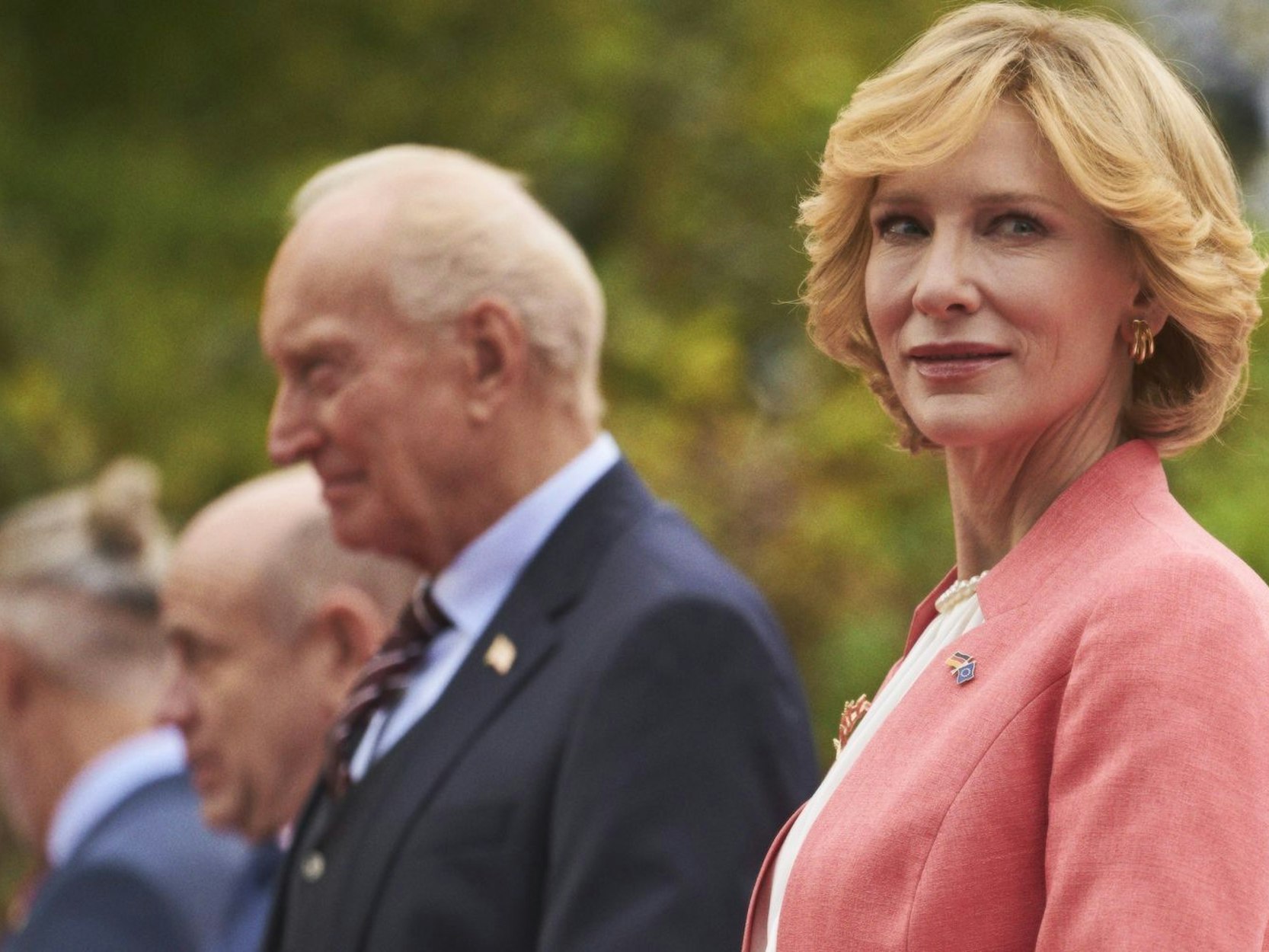 In „Tanz der Titanen“ spielt Cate Blanchett eine deutsche Bundeskanzlerin, die Angela Merkel auffällig ähnlich sieht. (Bild: Bleecker Street / Plaion Pictures)