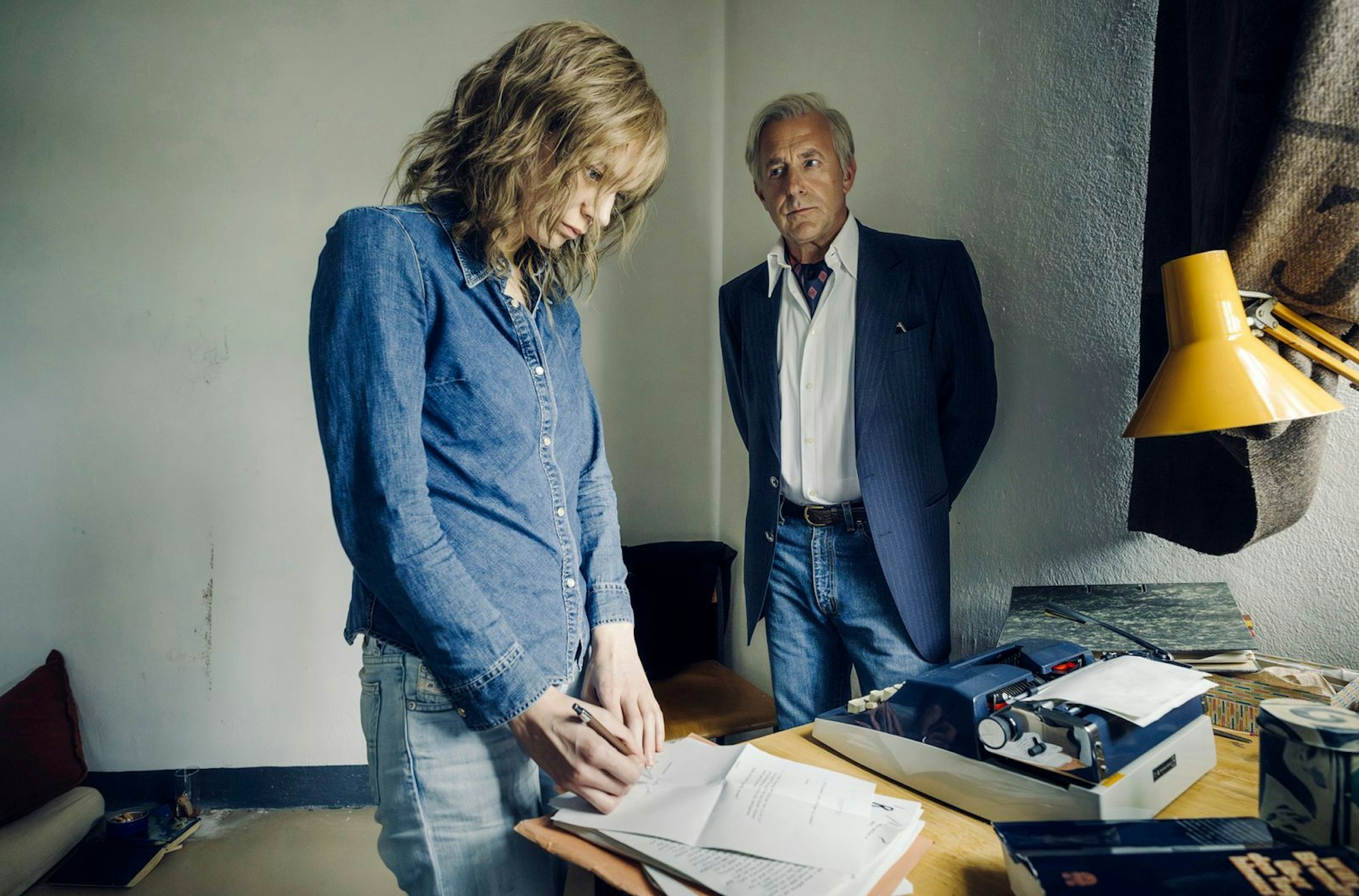 Kriminalkommissar Alfred Klaus (Heino Ferch) besucht Gudrun Ensslin (Lilith Stangenberg) in ihrer Zelle. (Bild: SWR/Hendrik Heiden)