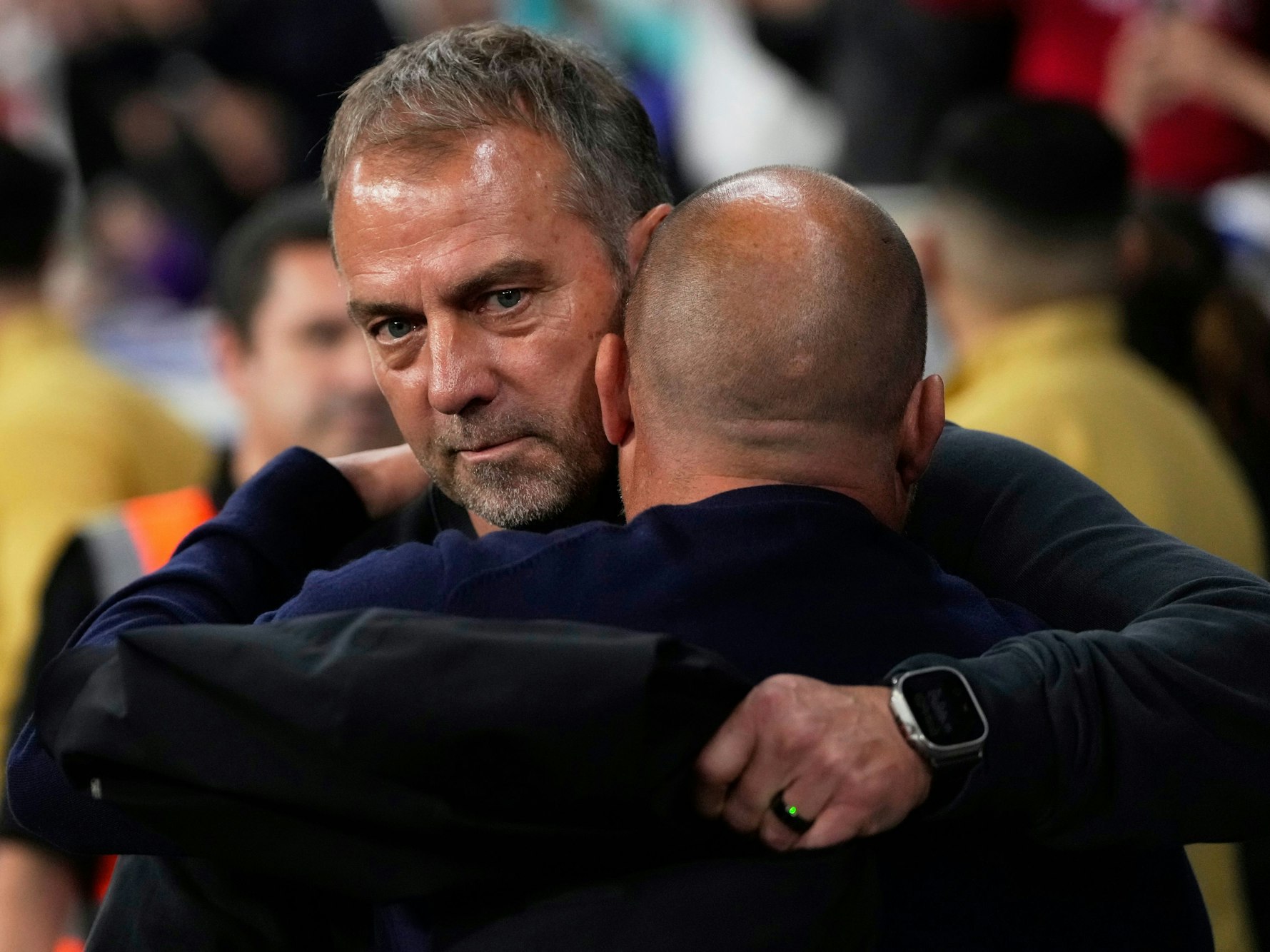 Barcelonas Cheftrainer Hansi Flick (l) und Espanyols Cheftrainer Manolo Gonzalez umarmen sich vor dem Spiel.