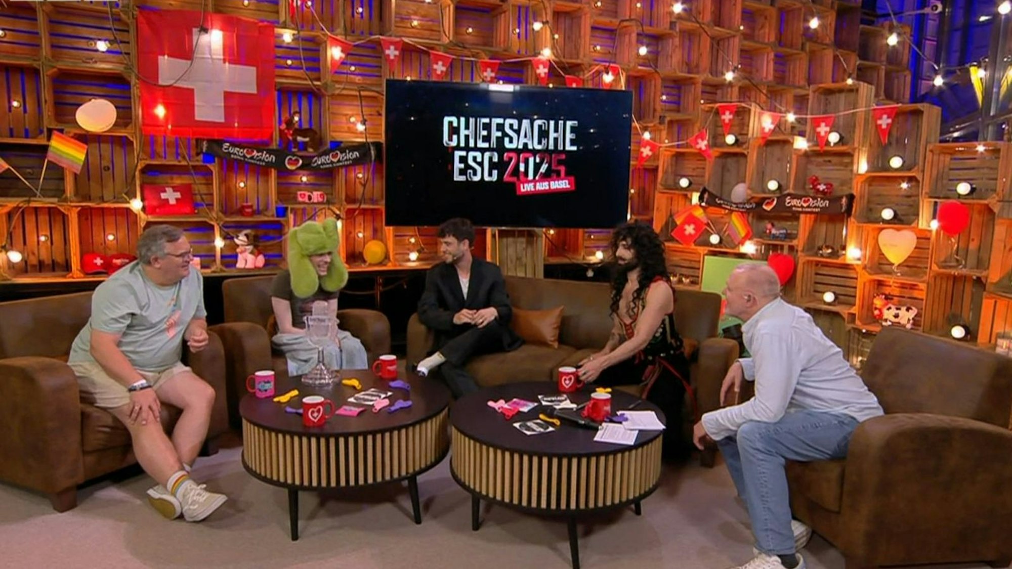 Als Nemo (Zweiter von links) anmerkt, dass es sich ja um den 69. ESC handelt, macht Stefan Raab (rechts) eine schlüpfrige Bemerkung in Richtung von Elton (links). Mit dessen Reaktion hat der RTL-Moderator aber offenbar nicht gerechnet. (Bild: RTL)