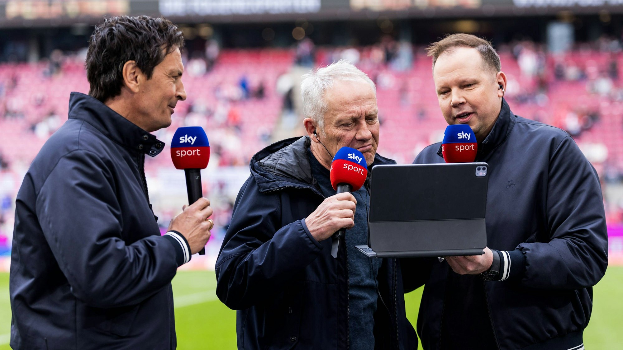 Wolff Fuss bei seinem bislang letzten Einsatz als Topspiel-Kommentator in Köln. Hier blickt er mit Sebastian Hellmann und Christian Streich auf die Aufstellungen.