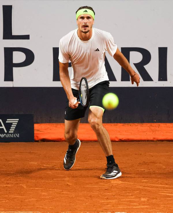 Alexander Zverev fixiert einen Ball.
