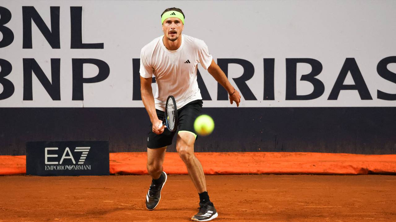 Alexander Zverev fixiert einen Ball.