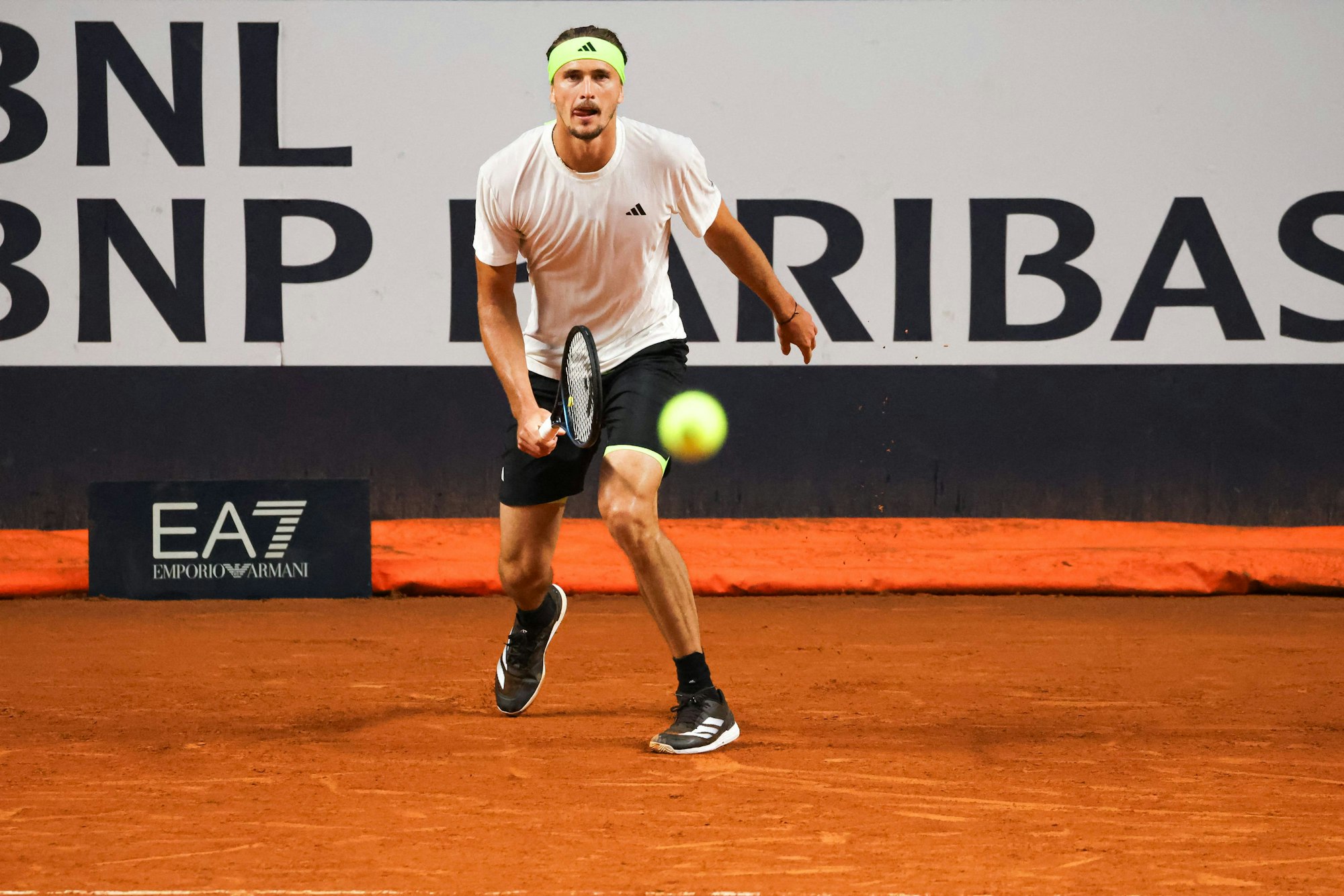 Alexander Zverev fixiert einen Ball.