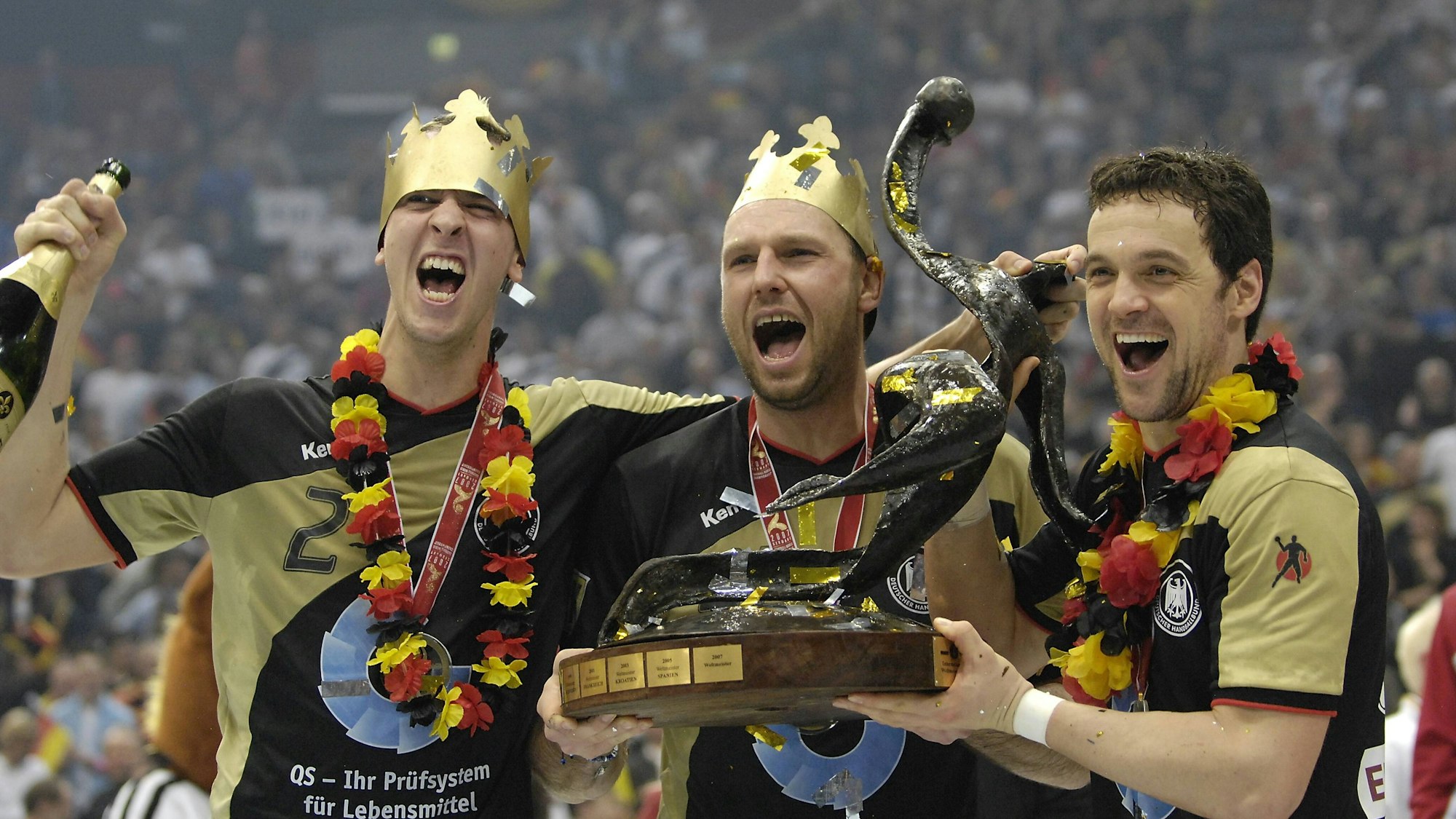 Pascal Hens, Christian Schwarzer und Markus Baur feiern mit dem Siegerpokal.